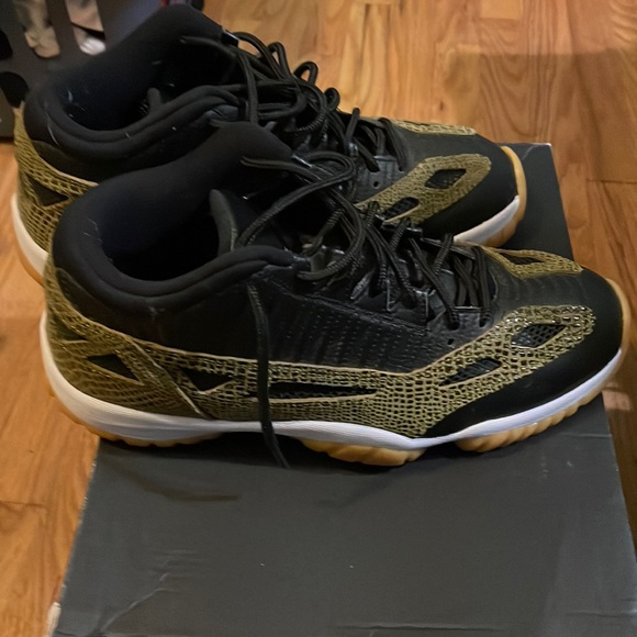 Jordan 10 international edition(IE) lows.These are EXTREMELY rare! Black and gum - Picture 1 of 8